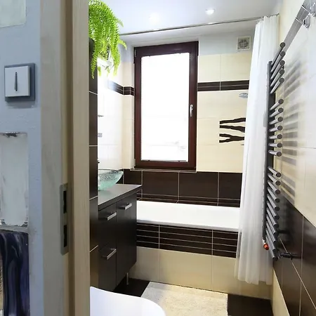 Apartman 77 *